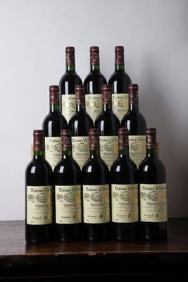 des bouteilles de vin sont posées sur une table devant un mur