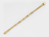 un bracelet en or jaune muni d'un fermoir serti de diamants