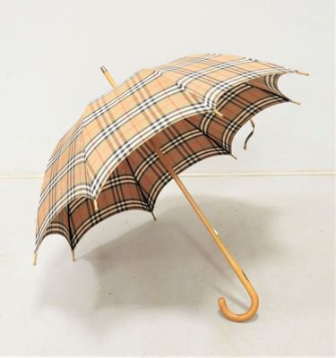 un petit parapluie muni d'un manche en bois