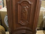 une armoire en bois posée sur une palette