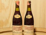 deux bouteilles de vin posées sur un tonneau