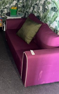 une pièce avec deux canapés et une table