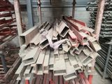un gros tas de bois au milieu d'un entrepôt
