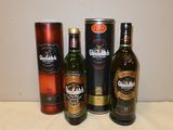 trois bouteilles d'alcool placées les unes à côté des autres sur une table