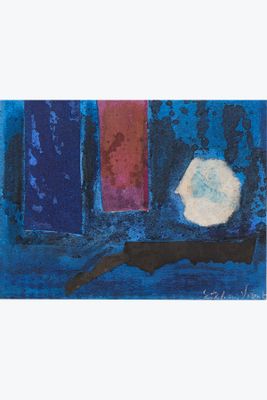 une peinture représentant une fleur blanche sur fond bleu