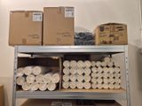 de nombreux rouleaux de papier toilette posés sur une étagère dans une pièce