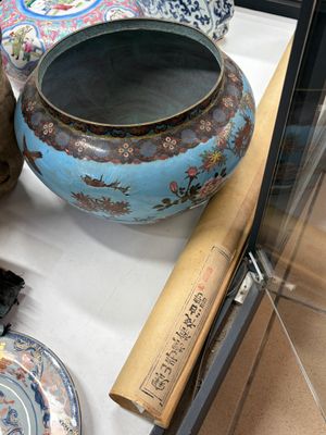 un vase bleu et une assiette bleue posés sur une table