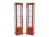 deux vitrines en bois avec des portes en verre de chaque côté