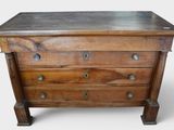 une commode en bois avec un plateau en métal