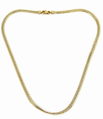 un collier à chaîne en or sur fond blanc