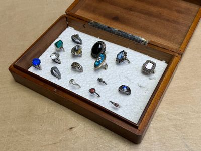 une boîte en bois contenant tout un tas d'anneaux