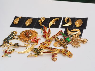 a lot of brooches that are sitting on a table