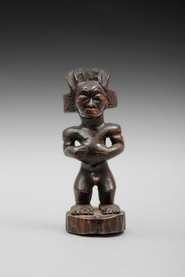 une petite figurine en bois représentant un homme coiffé d'un chapeau