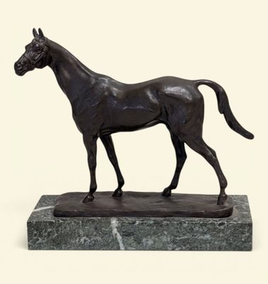 statue d'un cheval posée sur un socle en marbre, sur fond blanc