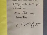 un morceau de papier jaune sur lequel sont écrits des mots, posé sur une table