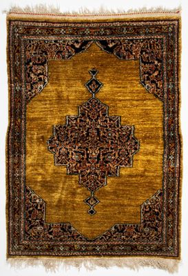 un tapis persan ancien aux couleurs dorées et marron