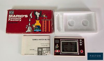 un jeu « Game & Watch » rangé dans une boîte posée sur une table