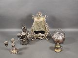 un plateau en argent avec un miroir et d'autres objets posés sur une table