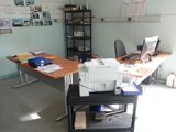 un bureau sur lequel se trouve une imprimante, dans une pièce