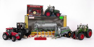 un ensemble de tracteurs miniatures posés sur une table