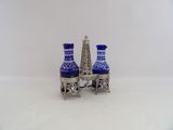 deux vases bleus posés l'un à côté de l'autre sur une table
