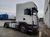 un camion garé devant un bâtiment