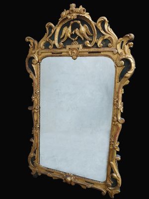 une image représentant un miroir à cadre doré sur fond noir