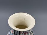 un vase bleu et blanc orné d'un motif floral