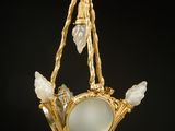 une image représentant un lustre muni d'un miroir suspendu au plafond