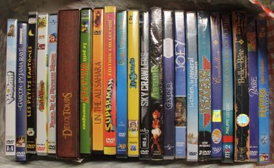beaucoup de DVD sur une étagère dans la pièce