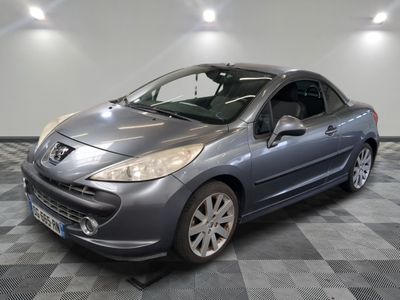 la photo d'une voiture grise garée dans un garage