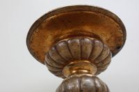 Suite de quatre pique-cierges en bois sculpté, mouluré, doré… (photo 6)