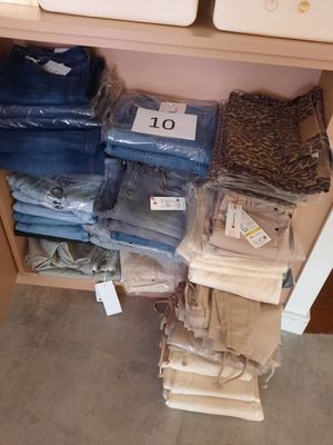 beaucoup d'articles qui prennent la poussière sur une étagère