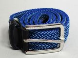 un gros plan d'une ceinture bleue et noire munie d'une boucle métallique
