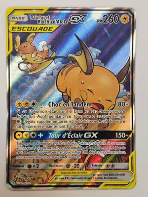 gros plan d'une carte pokemon sur une surface blanche