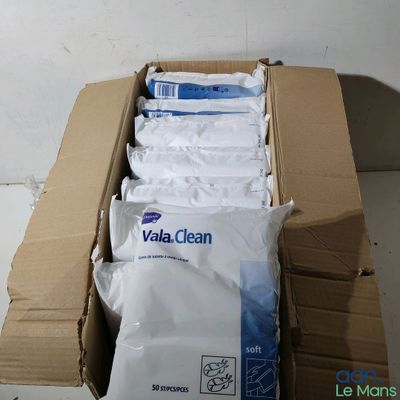 une boîte en carton remplie de sacs contenant des produits d'entretien