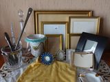 une table sur laquelle se trouvent plusieurs objets