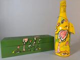 une bouteille de vin à côté d'une boîte