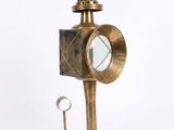 une horloge dorée surmontée d'un miroir