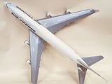 une maquette d'avion posée sur une table