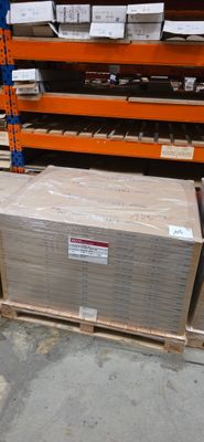 une grande pile de cartons sur une palette dans un entrepôt