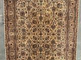 Un tapis persan ancien est exposé dans un musée.