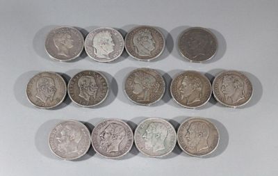 Plusieurs types de pièces de monnaie sont disposés en rangée sur une surface blanche