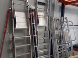 de nombreuses échelles et palettes dans un entrepôt