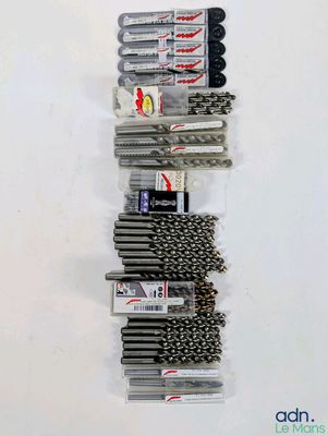 beaucoup de stylos et de crayons accrochés au mur