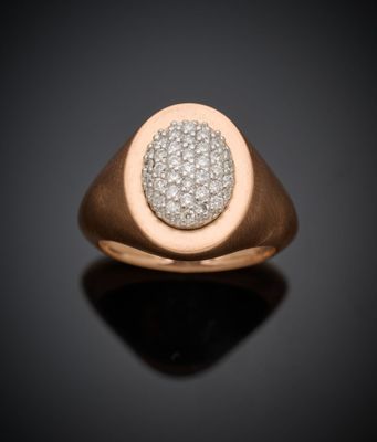 gros plan d'une bague en or avec des diamants sur une surface noire