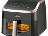 une photo d'une friteuse à air chaud noire et dorée contenant des frites