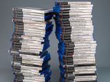 des livres empilés les uns sur les autres sur une surface grise