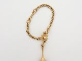 un collier en or orné d'une pierre bleue