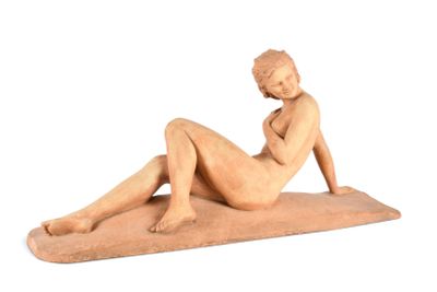 sculpture représentant une femme nue assise sur un tapis, sur fond blanc